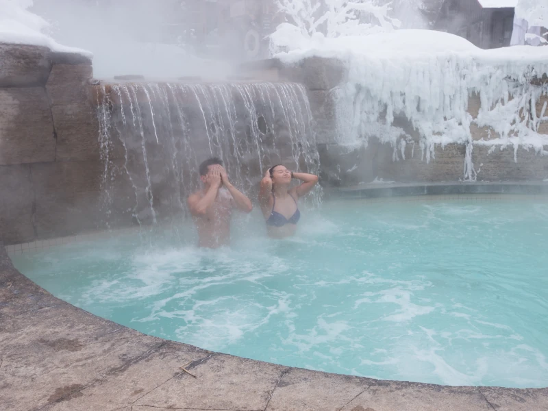 Zwei Badegäste bei der Tradition des Tōji in Japan in einer heißen Badequelle