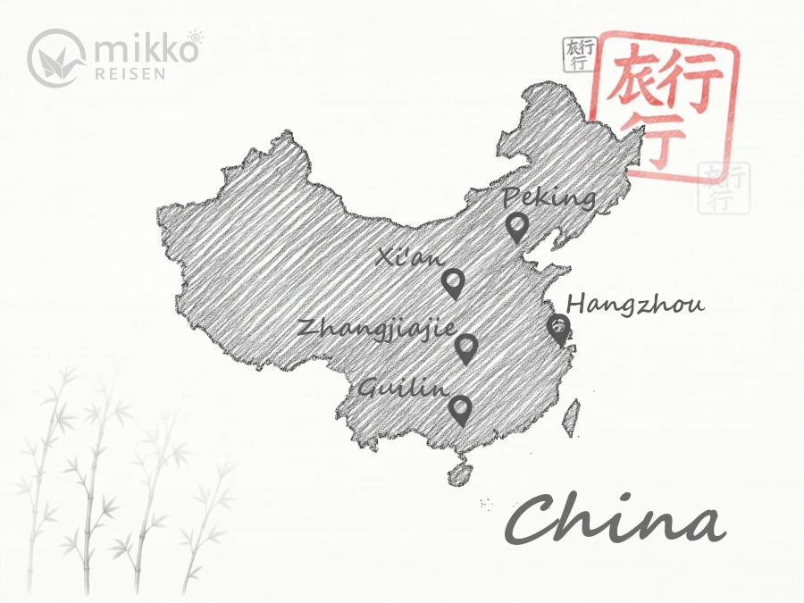 Gezeichnete Karte von China mit weichem Papyrus im Hintergrund. Die wichtigsten Reiseziele für Pauschalreisen in China sind markiert.