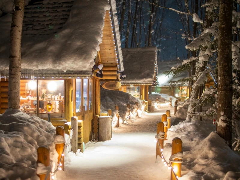 Ein verschneites, weihnachtliches Dorf in Hokkaido, Sapporo, Japan auf einer Pauschalreise durch Japan
