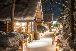 Ein verschneites, weihnachtliches Dorf in Hokkaido, Sapporo, Japan