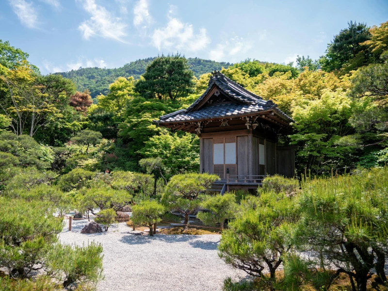 Zen Garten in Arashiyama Kyoto, Japan, mit Bergen im Hintergrund