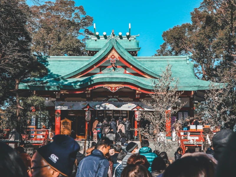 Schrein in Tokio, Japan, bei dem viele Besucher vor den Toren stehen.